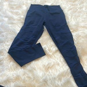 TYC 7/8 navy blue leggings with mesh stripes down front of legs. Size M